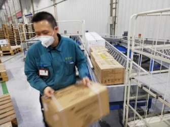 0128国控天津物流员工在紧急配送应急药品03