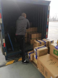 0128国控天津物流员工在接收应急药品01